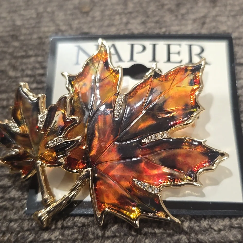 NAPIER BRAND FASHION JEWELRY FANCY SPARKLING GOLDTONE FALL LEAVES PIN BROOCH